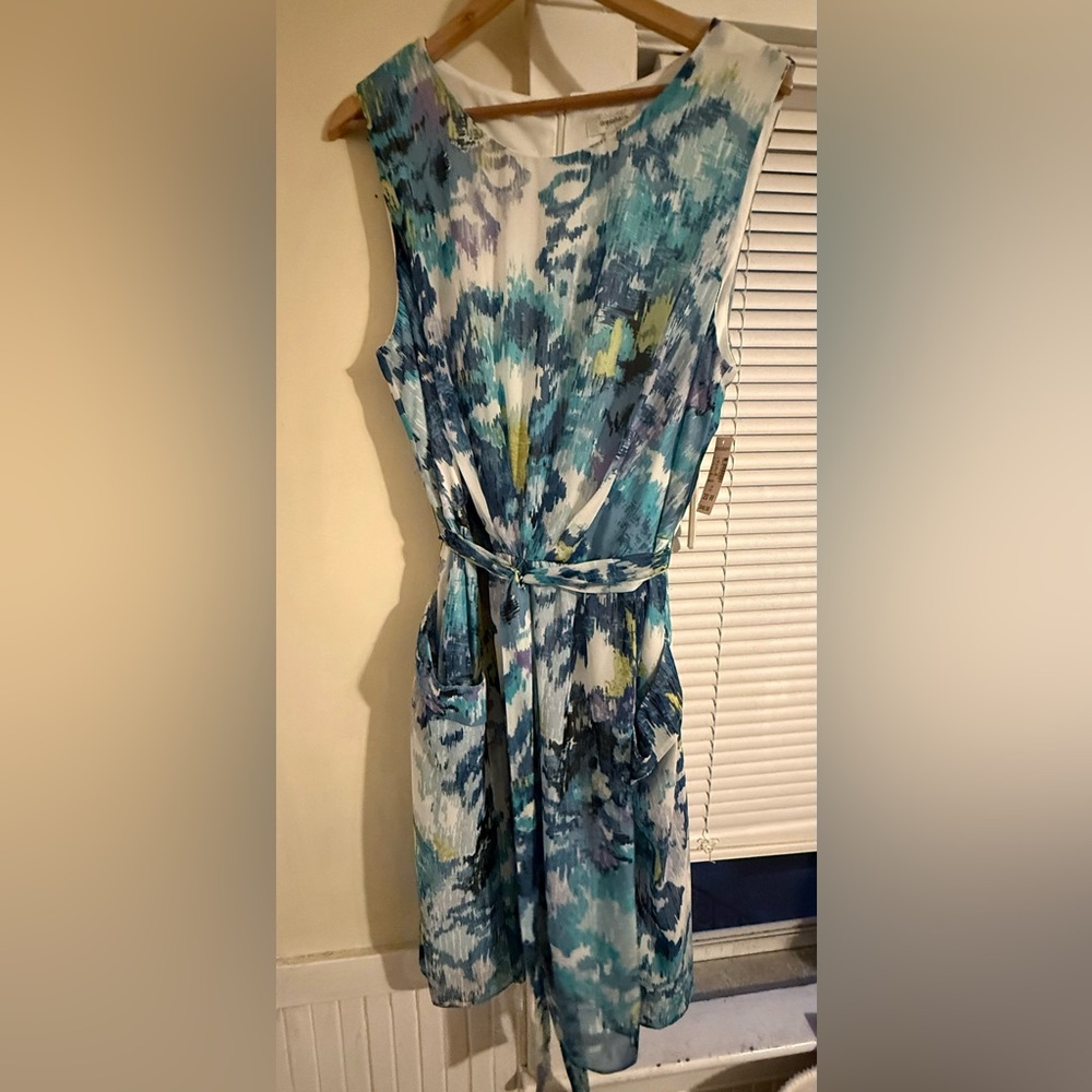 RARE BNWT SLEEVELESS SUMMER DRESS FROM DRESS BARN

PRETTY ABSTRACT PATTERN